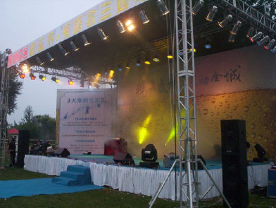 北京豐臺舞臺設備一站式解決方案 燈光音響、背景投影儀租賃與演藝吧設備租售